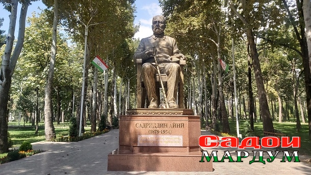 Памятник_Айни_в_Душанбе
