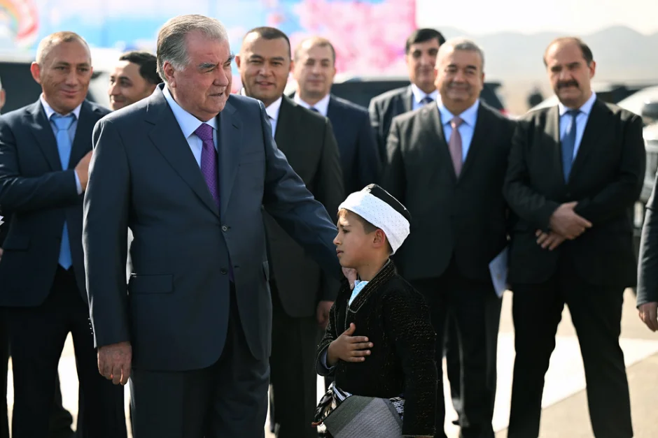 Боздид аз боғи интенсивӣ ва суперинтенсивӣ, ниҳолшинонӣ, ифтитоҳи оби полезӣ ва боздид аз намоиши маҳсулот дар шаҳри Исфара