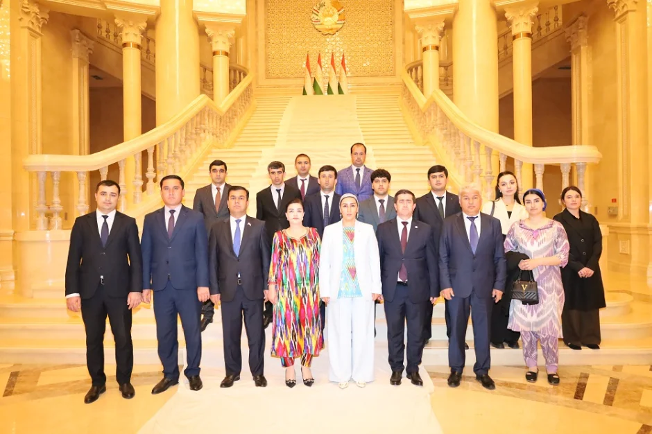 Боздиди кормандони кумитаи рушди маҳал аз бинои нави Маҷлиси Олӣ