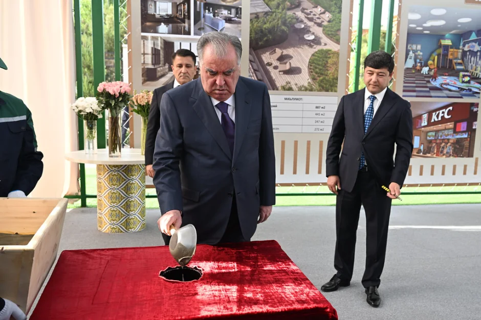 Гузоштани санги асоси бунёди бинои Маркази савдо ва хизматрасонӣ дар ноҳияи Данғара