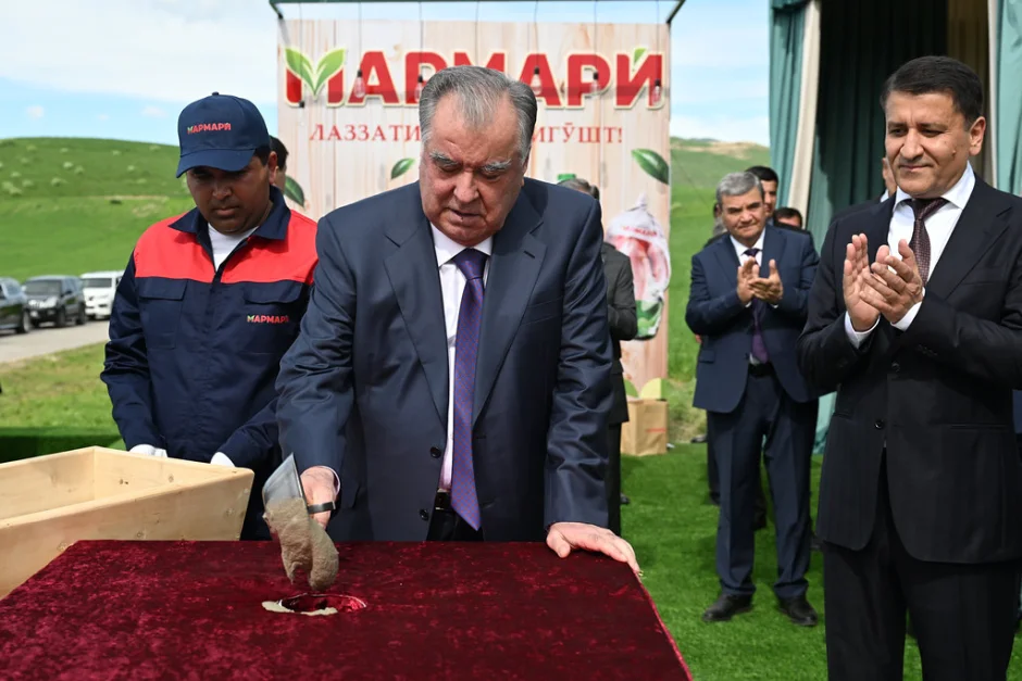 Санги асоси бунёди марҳилаи дуюми Маҷмааи парандапарварии Мармарӣ дар се самт дар деҳаи Гулафшони деҳоти Сафобахши ноҳияи Данғара