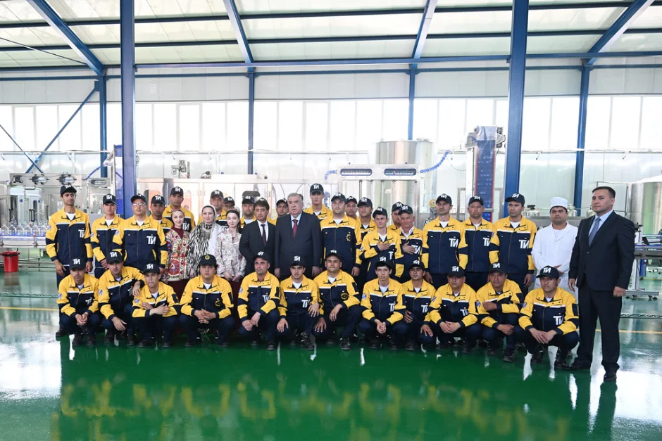 Ба истифода додани корхонаи истеҳсоли обҳои нӯшокии “Глобал Инвест” бо 20 ҷойи корӣ ва боздид аз намоиши маҳсулоти корхонаҳои саноатӣ дар шаҳри Норак