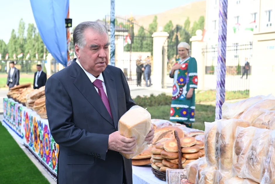 Боздид аз намоиши маҳсулоти кишоварзӣ, ҳунарҳои мардумӣ ва таомҳои миллӣ дар ноҳияи Файзобод