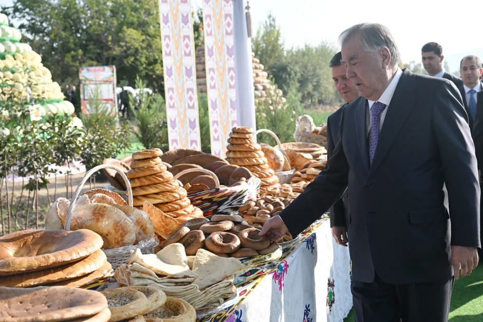 Боздид аз намоиши маҳсулоти кишоварзӣ, ҳунарҳои мардумӣ ва таомҳои миллӣ дар шаҳри Ваҳдат